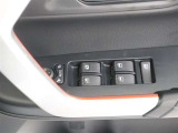 パワーウィンドウスイッチ、電動格納ミラーはオート機能付きですよ。
