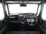 N-BOXの開放的な前方視界。フロントガラスが大きいので運転がしやすく疲れにくいです。また、全ての装備が適正配置されていて操作性に優れています。