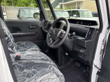 毎日過ごす運転席は要チェック。シートのへたり・擦れ、視界のイメージまで伝わる重要ポイント。