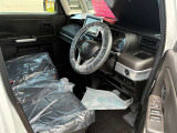 運転席はこちらです。プライベートな車内なのでリラックスできる空間を。