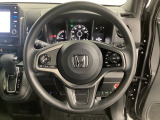 ハンドルにHondaセンシング系のクルーズコントロールやレーンキープアシストなどのスイッチと、オーディオの操作スイッチが装備されています。ハンドルから手を離さず安全に操作できます。