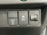 室内からミラーの開閉が可能な電動格納ミラー、車がカーブの外側へ膨らんだり内側へ巻き込んだりする挙動を防止し安定した走行をサポートする横滑り防止装置、ヘッドライトレべリング機能付きです!