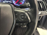 前方の車との車間を設定し、スピードを上げたり緩めたりを自動で行ってくれる追尾式の「レーダークルーズ」。上級装備の一つです!高級車にしかつかない嬉しい機能です。