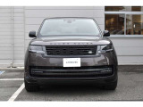 RANGE ROVERの特徴的なクラムシェルボンネットは1枚のアルミニウムで成形したクラムシェルボンネットはより滑らかに。気品に満ちた印象的な. スタイルを生み出しています