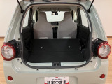 後部座席を格納すると広大な荷室になります。沢山荷物を積む時も安心ですよ☆