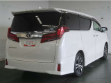 広々とした車内空間に優れた燃費性能。更にデザインも上質で人気のお車です!