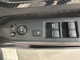 狭い駐車場で便利な電動格納ドアミラーが付いています。