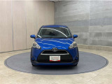 お車購入のポイントとなるフロントマスクです!シャープな目つきが印象的なデザインのヘッドランプです。