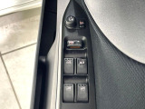 【電動格納ミラー】サイドミラーは電動格納式となっており、狭い駐車場でもキズがつくリスクを抑えられます。