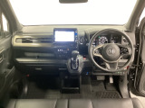 車内は光触媒抗菌消臭施工済です。インパネ周りはスタイリッシュなデザインで機能や装備も充実しています。グローブボックスやカップホルダーのほかにトレーなどたくさんの収納スペースが付いています。