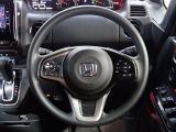 ハンドル左側にはオーディオ操作が出来るオーディオリモートコントロールスイッチ、右側にはHonda SENSINGとオートクルーズコントロールのスイッチを装備!