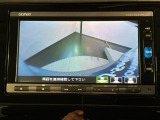 リバースギアに入れるだけで後方の表示へ切り替わります。夜間や雨の日の駐車も楽になりますよ。