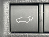 【パワーバックドア】スマートキーや運転席のボタンを押すだけでリアゲートが自動で開閉します!荷物を持っている時や、高い位置にあるバックドアを閉める際に便利な機能です♪