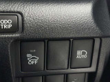 オートマチックハイビームとは、先行車や対向車のライトを認識し、ハイビームとロービームを自動で切り替える機能です。夜道の視界を確保します。詳細は販売店スタッフまでおたずねください。