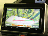 【バックカメラ】駐車時に後方がリアルタイム映像で確認できます。大型商業施設や立体駐車場での駐車時や、夜間のバック時に大活躍!運転スキルに関わらず、今や必須となった装備のひとつです!