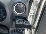 前席にドリンクホルダーが付いているので快適に運転できますね♪