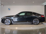 【拘りのFR】BMWが多く採用するFR車。ダイレクトでスポーティな加速感・シャープなハンドリングを実現。縦置きエンジンレイアウトにより、フラットで上質な乗り味です。