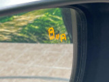 【ブラインドスポットモニタリング】走行中、ドアミラーの死角になりやすい箇所に後続車が接近するとサイドミラー付近に警告を表示、ドライバーに注意喚起をしてくれます。