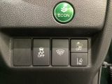 Hondaセンシング用の、VSA(ABS+TCS+横滑り抑制)解除と路外逸脱抑制機能のオンオフスイッチなどはハンドルの右側に装備しています。燃費に役立つECONボタンもここです。
