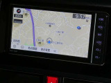 【7インチ純正ナビ】純正ナビを装備。タッチパネル式で使いやすく、詳細地図により目的地をピンポイントで設定できます。初めての道でも迷いにくく、ロングドライブも快適ですよ♪