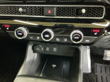 運転席/助手席シートヒーターで寒い日もすぐに温かくなり快適に過ごせます。3段階の温度調整が可能です