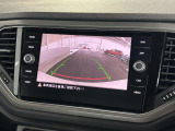 大きなモニターに映るリヤビューカメラを装備。