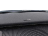 【harman/kardon】5つのスピーカーを内蔵したサウンドバーにより、ドライバーを包み込む音場を実現しました。また、洗練されたミニマルデザインは、キャビンをスタイリッシュに彩ります。