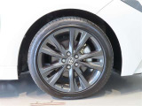 純正のアルミホイール装着車です。タイヤサイズは215/45R17です。