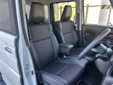 フロントシートにシートヒーターを搭載。冬場のドライブも快適。運転席シートは目立った汚れもなく良好なコンディションです。