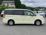 大きく開くスライドドアで狭い場所でも隣を気にすることなく楽に乗り降りできます