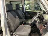 運転席は程よくホールド感のある形状をしておりますので、ロングドライブでも疲れにくくなっております。