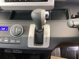 自然に手が届き、操作性の良いインパネシフトに、パーキングブレーキは、フットブレーキタイプなので、運転席と助手席の間はすっきりしています。