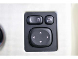 サイドミラーは電動格納ミラーなので、運転席からのボタン操作で格納できます。ミラーを閉じて入る立体駐車場などでは、有ると便利な機能です。