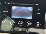 【バックモニター】後方の障害物や歩行者を確認できるバックモニター。狭い駐車場や混雑した場所でも安心して車を操作できます。