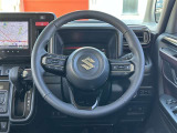 ヒーター付き本革巻きステアリング装備。指先で操作できるオーディオスイッチ/レーダークルーズコントロール/視線を逸らさず操作可能です。