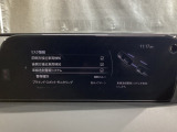 車線逸脱警報システムは、走行中にカメラで車線を検知して、自車が車線から逸脱する可能性があると判断した場合に、警報によりドライバーに通知します。