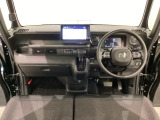 車内は光触媒抗菌消臭施工済です。インパネ周りはスタイリッシュなデザインで機能や装備も充実しています。グローブボックスやカップホルダーのほかにトレーなどたくさんの収納スペースが付いています。