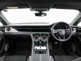 前車追従機能、レーンキープアシスト、ヘッドアップディスプレイも備わり、多数のオプションを備えております。