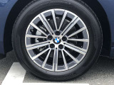 BMW純正17インチホイール。洗練されたデザインで、足元の個性を引き立てます。