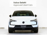 EVエクステリアならではのフロントシールドデザイン、ボルボアイデンティティを進化継承する印象的なトールハンマーライトが、自信に溢れたモダンなフェイスを表現。