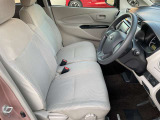 運転席は広々としていて、ゆったりと運転をお楽しみいただくことができますよ。