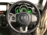 ステアリングスイッチがついていますので、オーディオのチャンネル変更、ボリューム、ジャンル変更が操作可能です。ハンドルから手を離さず安全に操作できます。