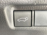 【パワーバックドア】スマートキーや運転席のボタンを押すだけでリアゲートが自動で開閉します!荷物を持っている時や、高い位置にあるバックドアを閉める際に便利な機能です♪
