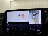 車両の前後左右に搭載したカメラから取り込んだ映像を合成し、車両を上から見た様な映像をナビゲーション画面に表示する事が出来る、パノラミックビューモニター装備