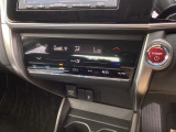 オートエアコンで、毎日のドライブを快適に。温度、風量を自動で調整し、理想的な車内環境を提供します。【アクセサリーソケット】電源からケーブルをつなげば、スマートフォンなどの電子機器の充電ができます。