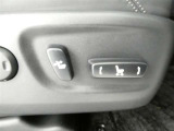 運転席のシート調整を電動で調整できます。無段階調整なので、どなたにもピッタリの調整が可能です。
