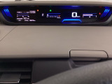 デジタル表示のスピードメーターとタコメーターを大きく配した見やすいメーター部になっています。左側のインフォメーション画面でオドメーターや燃費などの情報を確認できます。