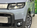 【LEDヘッドライト】悪天候や夜間走行時も良好な視界を確保し安心して運転できる高輝度LEDヘッドライトを装備!点灯速度が早く、消費電力も抑えられています。