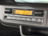 【オートエアコン】一度お好みの温度に設定すれば、車内の温度を検知し風量や温度を自動で調整。暑い&hellip;寒い&hellip;と何度もスイッチ操作をする必要はありません。快適な車内空間には必須の機能ですね♪