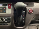 CVT車のセレクトレバーです。低速から高速まで、変速ショックのないスムーズな走りを実現するとともに、エンジン効率のよい領域を維持することで燃費にも貢献します。